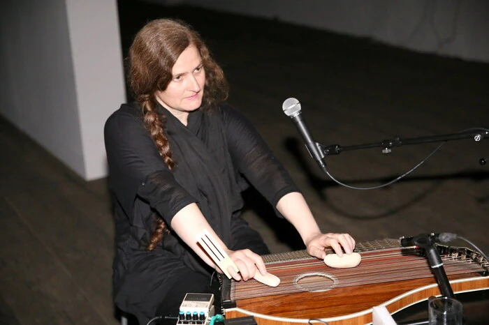 Musikalisch umrahmt wurde die extravagante Schau von Lissie Rettenwander auf der Zither. 
