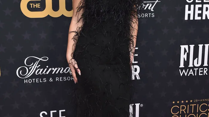 Hollywood-Chic der 1920er-Jahre brachte Madelyn Cline in einem schwarzen Federkleid von Givenchy auf den roten Teppich der 28. Critics Choice Awards.