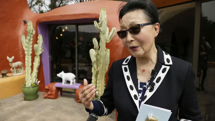 Fred und Wilma Feuerstein hätten an dem Flintstone-Haus in dem schicken Ort Hillsborough bei San Francisco ihre helle Freude. Die 85-jährige Besitzerin Florence Fang hat ihre Millionenvilla liebevoll im Steinzeit-Flair dekoriert.