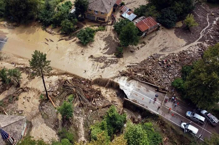 Während Feuer mehrere Regionen des Landes verwüste(te)n, stehen Teile der Provinzen Kastamonu, Bartin und Sinop unter Wasser.