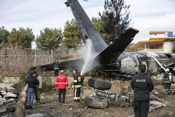 Die Boeing 707 ist bei der Landung über die Landebahn hinausgeschossen und daraufhin in einen Wohnkomplex gekracht.