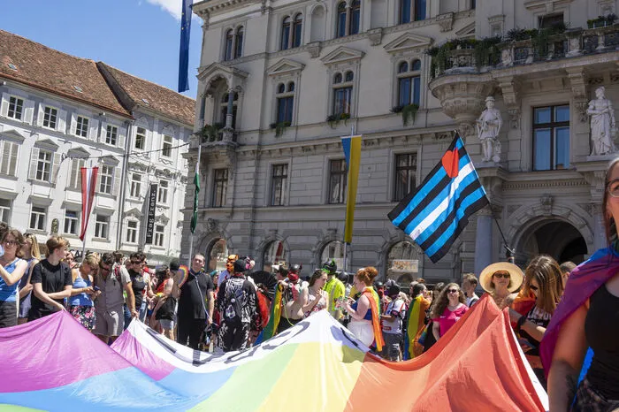 Dabei durften schrille Outfits, etwas nackte Haut - und vor allem vielen Farben nicht fehlen.