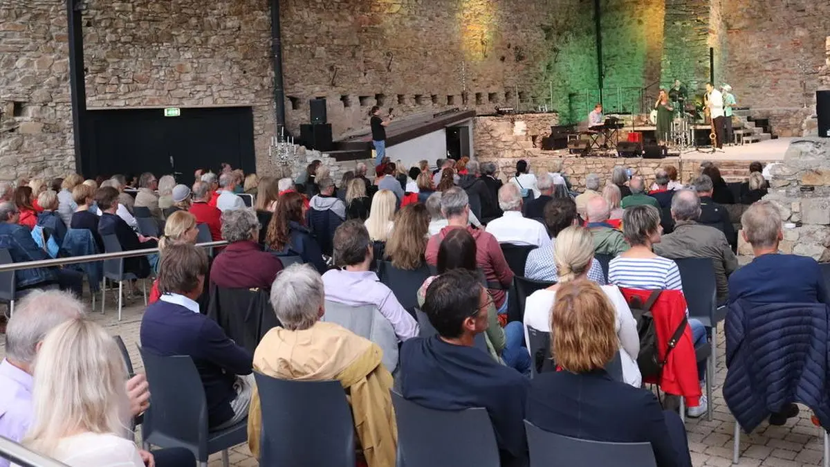 Die Burg Obervoitsberg war stimmungsvolle Kulisse für das Konzert von Jazz-Sängerin Simone Kopmajer