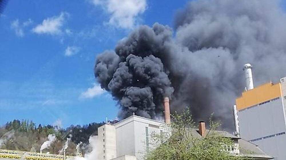 Augenzeugen sahen die Rauchwolke über der Papierfabrik Mondi von Weitem