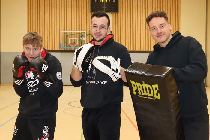 Mit von der Partie war auch Fightclub-Mitglied Dinis Conti (links). Gemeinsam mit Bajric zeigte er die Übungen her.