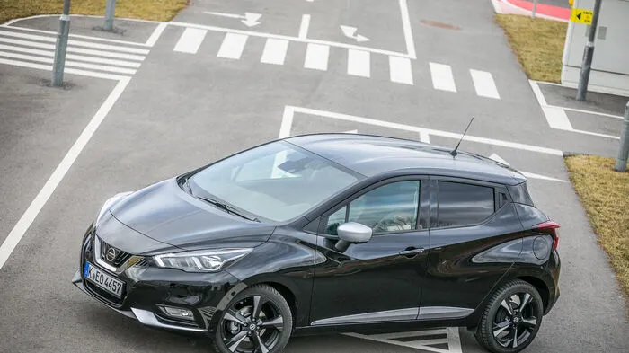 Nissan Micra: MAUS MACHT ERNST Süß war gestern – der kleine Japaner ist in neuester Auflage durch und durch erwachsen geworden. Lieb und klein zu sein, funktioniert nicht ewig, und der Nissan Micra kann ein Lied davon singen. Doch damit ist jetzt Schluss, und aus dem Mäuschen ist ein dynamisch gezeichneter Kleinwagen geworden. Deshalb hat der Japaner bei allen Abmessungen kräftig zugelegt: ganze 17 Zentimeter in der Länge, stolze 7,7 in der Breite und immerhin 5,5 in der Höhe. Vor allem dank des um 7,5 Zentimeter deutlich gewachsenen Radstands bietet der Innenraum des gut vier Meter langen Nissan nun vollwertige vier Sitzplätze. Die Karosserie lässt sich vielfach individualisieren, und natürlich verfügt der neue Micra auch über eine Menge Assistenten. Eine 360-Grad-Rundumkamera beispielsweise zeigt das Umfeld beim Einparken, der radarbasierte Notbremsassistent mit Fußgängererkennung schützt vor Kollisionen. Der Spurhalteassistent bremst vor dem Verlassen der Straße sanft die Räder ab und bringt den Kleinen wieder auf Spur. Beim Überholen hilft der Totwinkelwarner. TECHNIK IM BLICK Niedrigster CO2-Wert: 100 g/km Geringster Verbrauch: 4,3 Liter Benzin Kofferraumvolumen: 170 bis 663 Liter Abmessungen: 3747/1720/1493 mm L/B/H Motoren: 6 Benziner mit 70 bis 150 PS