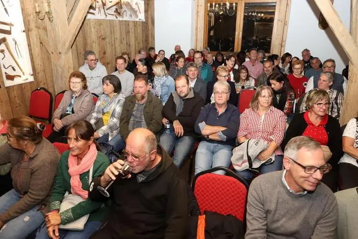 Der bis auf den letzten Platz gefüllten Jurehof in Himmelberg.