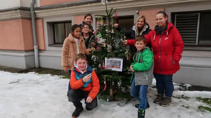 Der geschmückte Baum steht vor dem Schulgebäude in der Körnerstraße