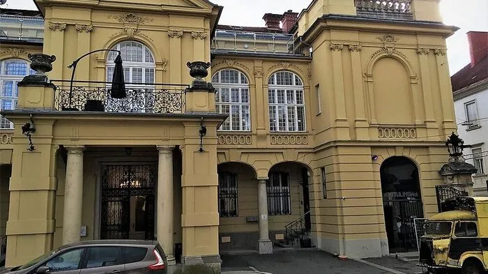 Links die Räumlichkeiten der Uni Graz, rechts der Eingang zum Club Kottulinsky in der Beethovenstraße