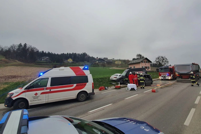 Ein Pkw kollidierte mit einem Lkw und mit einem Lieferwagen.