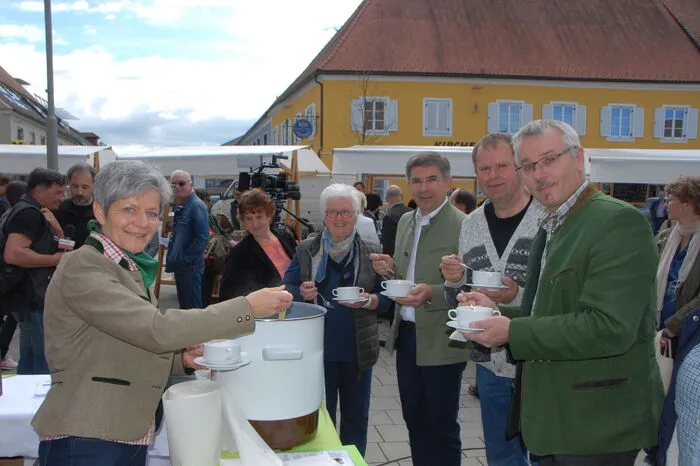 Die Krensuppe der Fachschule Schloss Stein ließen sich viele schmecken: auch Maria Heschl, Franz Fartek, Walter Jansel und Johann Kaufmann
