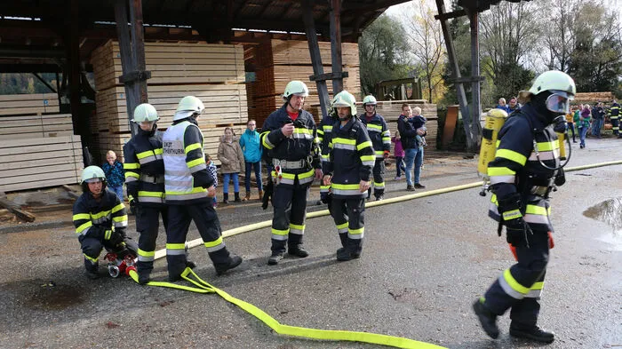 Die Feuerwehren von St. Peter ob Judenburg und Rothenthurm veranstalteten am Nationalfeiertag ihre traditionelle Übung, an der 33 aktive und 6 Mitglieder der Jugendfeuerwehr teilnahmen. Vier Fahrzeuge waren im Einsatz.