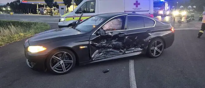 Donnerstagabend krachte es auf der B64, zwei Pkw kollidierten im Kreuzungsbereich