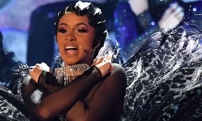 Cardi B: "So sehr ich diese Art von Gewalt nicht mag - es ist, was es ist. Zu viele friedliche Demonstrationen, zu viele Hashtags, die zu Trends werden, und keine Lösungen. Die Menschen haben keine andere Wahl."