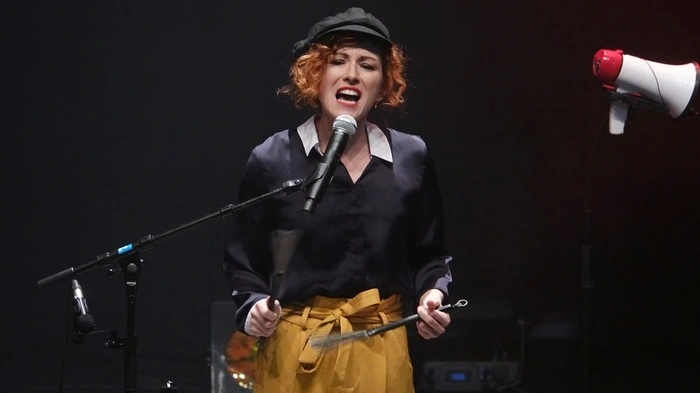 Die Frontfrau Marina Zettl mit textlich-kritischen Songs im Neo Swing.