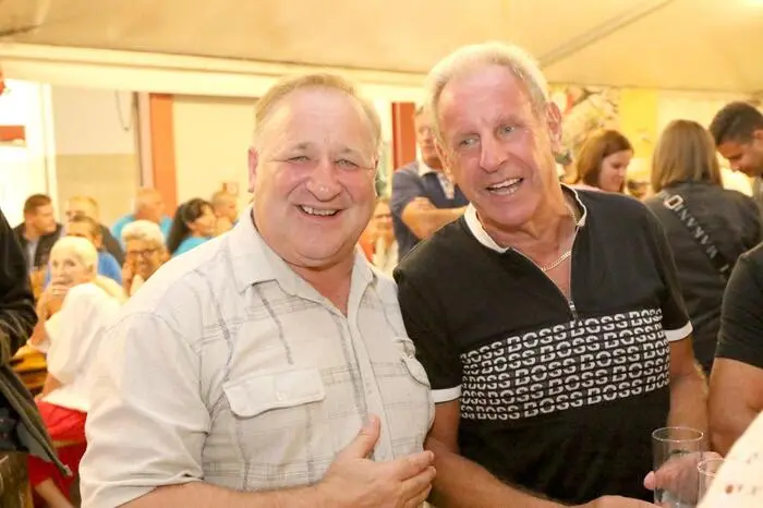 FF-Kommandant Andreas Nuart konnte zum Zweitagesfest
neben Florianijüngern benachbarter Wehren und Vertretern der örtlichen Vereine unter anderem die Bürgermeister Harald Tellian (Brückl) und Andreas Grabuschnig (Eberstein, von rechts), Bezirksfeuerwehrkommandant Friedl Monai sowie Bestatter Gerald Kreiter willkommen heißen.
