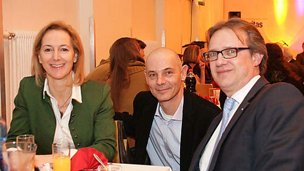 Unter den Gästen: SPAR-Direktor Christoph Holzer mit Gattin Claudia und Caritas-Mann Michael Lintner (M.)