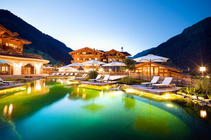 Das Wellness- und Familienhotel liegt inmitten von Wiesen. Hallenbad und Naturteich werden aus der eigenen Bergquelle gespeist