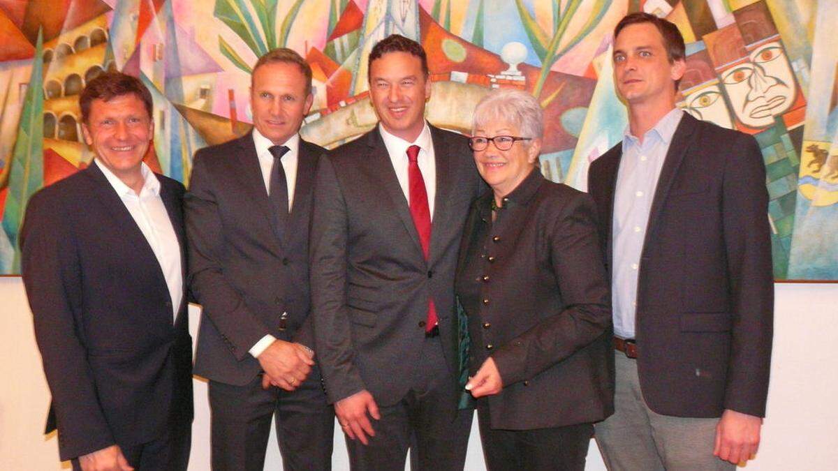Jochen Bocksruker (Mitte) mit seinem neuen Stadtratsteam