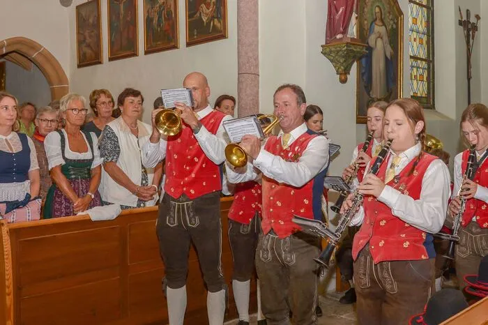 Im Anschluss lud die Landjugend, Obmann Patrick Rutrecht, Mädelleiterin Anna Savic, zum Frühschoppen mit Musik von der Trachtenkapelle St. Margarethen und den „Lustigen 2“ in den Pfarrgarten.