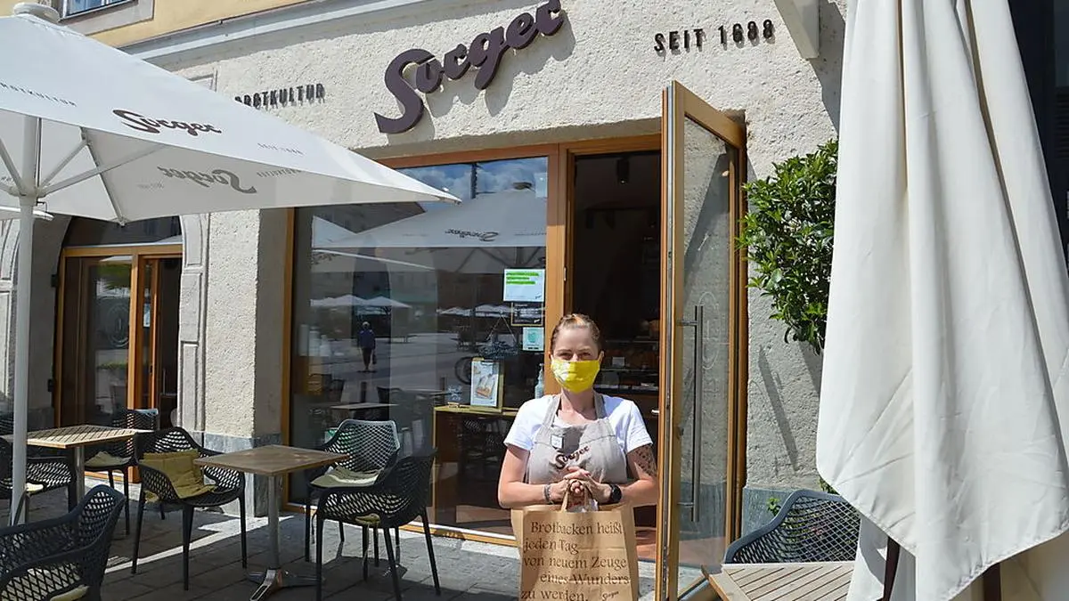 Mitarbeiterin Marina Knoll befüllt die Einkaufstaschen mit Backwaren im Wert von 12 Euro. 