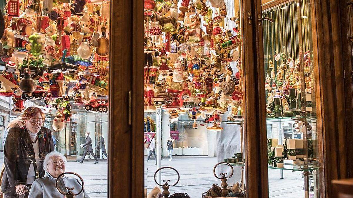 Staunen ist angesagt: Hermenegild Sutter und Claudia Lyssy vor der Haller-Auslage in Graz