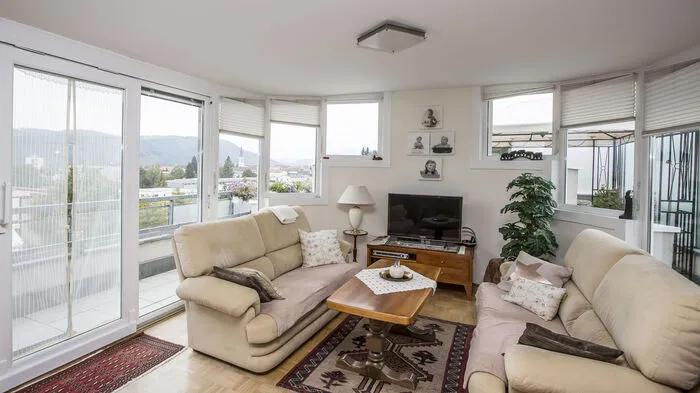 Im Wohnzimmer gibt es durch Fenster auf zwei Seiten einen schönen Ausblick und viel Helligkeit
