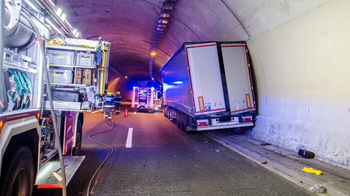 Aus noch ungeklärter Ursache kam ein Lastwagen Donnerstagmorgen mit seinem Fahrzeug im Assingbergtunnel von der Fahrbahn ab.