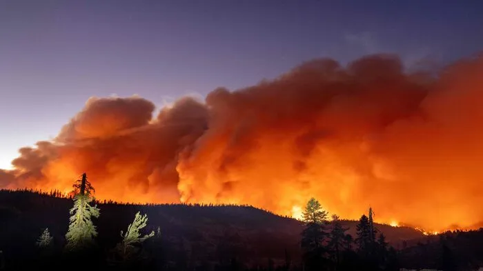 Das gewöhnlich malerische Ausflugsgebiet Lake Tahoe im US-Staat Kalifornien wird von schnell um sich greifenden Waldbränden bedroht. 