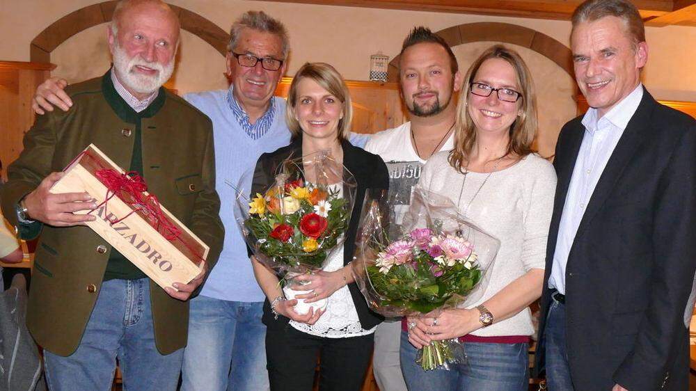 Geburtstags-Gratulation: Georg Scheibenreif, Obmann Walter Kupper, Sandra Waldhauser, Rene Tarmann, Andrea Kaiser, Bürgermeister Ferdinand Vouk (von links)