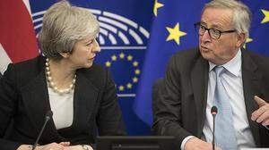 Theresa May und Jean-Claude Juncker bei der mitternächtlichen Pressekonferenz in Straßburg