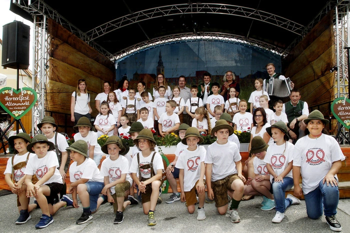 35 Kinder der Volksschule Altenmarkt eröffneten ein unterhaltsames Familienfest für Groß und Klein.