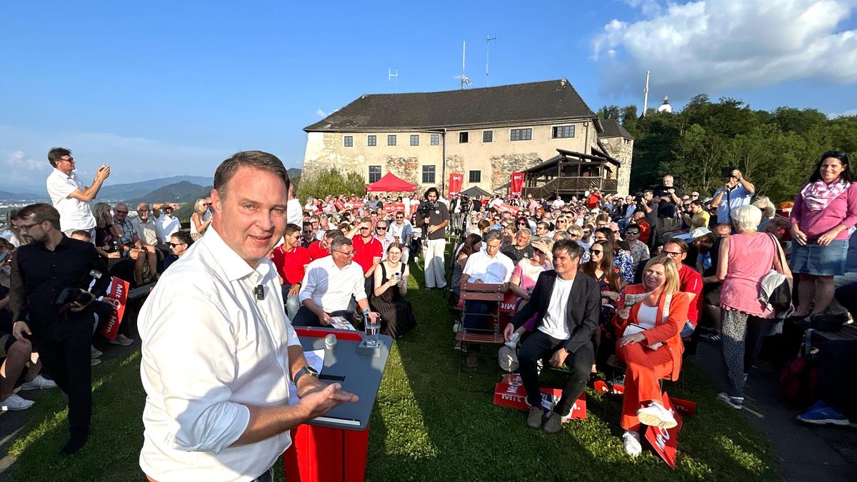 Und los geht‘s: Andreas Babler vor der Burg Oberkapfenberg