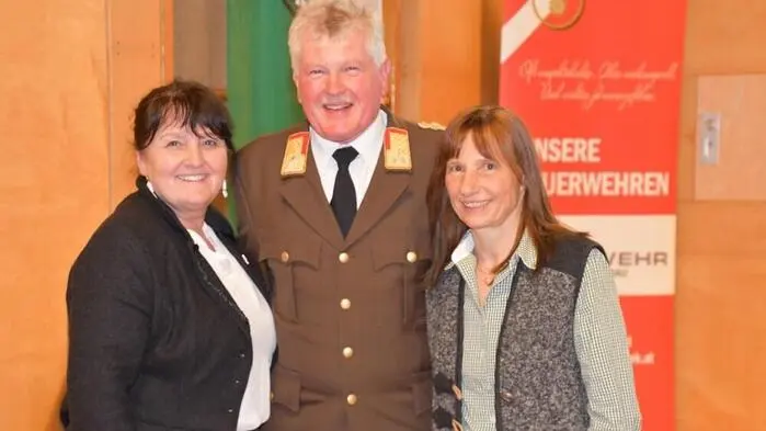 Die Dankesfeier versammelte Weggefährten, Feuerwehrkameraden und Ehrengäste, darunter LH-Stv. Manuela Khom, LAbg. Alexander Putzenbacher, Bürgermeister Josef Maier mit Vizebürgermeister Gerhard Hörmann, sowie Vertreter von Polizei, Rotem Kreuz und dem Partnerverband aus Lippe (Deutschland).