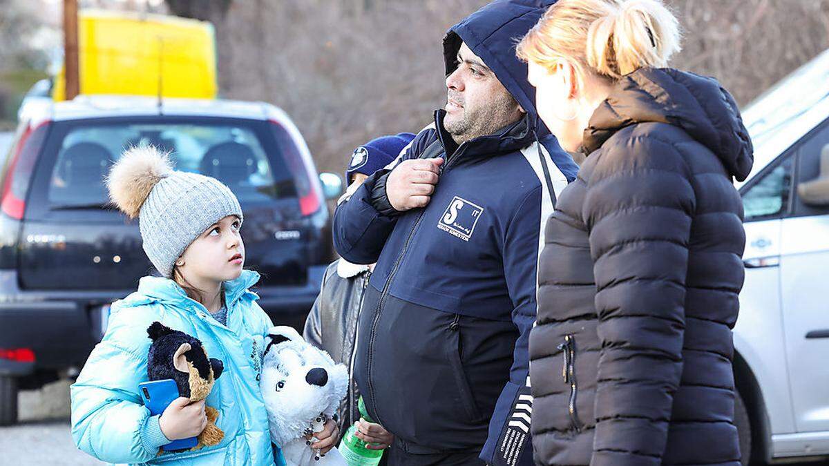 Ankunft vor der Bundesunterkuft in Graz-Puntigam – die ukrainische Familie hat nur das Nötigste dabei