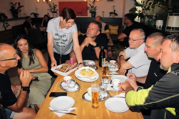 Nach monatelanger Vorbereitungszeit und detaillierter Reiseplanung trafen sich Agathon, Volker, Alex, Babsi, Bernd, Elfi, Fred, Hans, Luis und Peter zum gemeinsamen Frühstück im Rathaus Café von René und Manuela Pöschl in Köflach und stärkten sich für die Abfahrt nach Rom. 