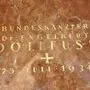 In den Fußboden des Marmor-Ecksalons im Bundeskanzleramt wurde ein Dollfuß-Gedenkstein  eingelassen. Er erinnert an Bundeskanzler Engelbert Dollfuß, der in diesem Zimmer ermordet worden ist. Das Dollfuß-Porträt wurde im Zuge der Renovierung entfernt.