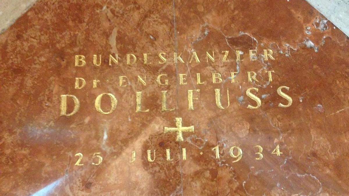 In den Fußboden des Marmor-Ecksalons im Bundeskanzleramt wurde ein Dollfuß-Gedenkstein  eingelassen. Er erinnert an Bundeskanzler Engelbert Dollfuß, der in diesem Zimmer ermordet worden ist. Das Dollfuß-Porträt wurde im Zuge der Renovierung entfernt.