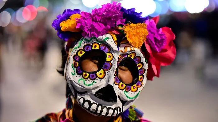 Auch in diesem Jahr warfen sich in Mexico City wieder Hunderte in die farbenprächtigsten Skelett-Kostüme zu Ehren von "La Catrina", der Königin der Toten.
