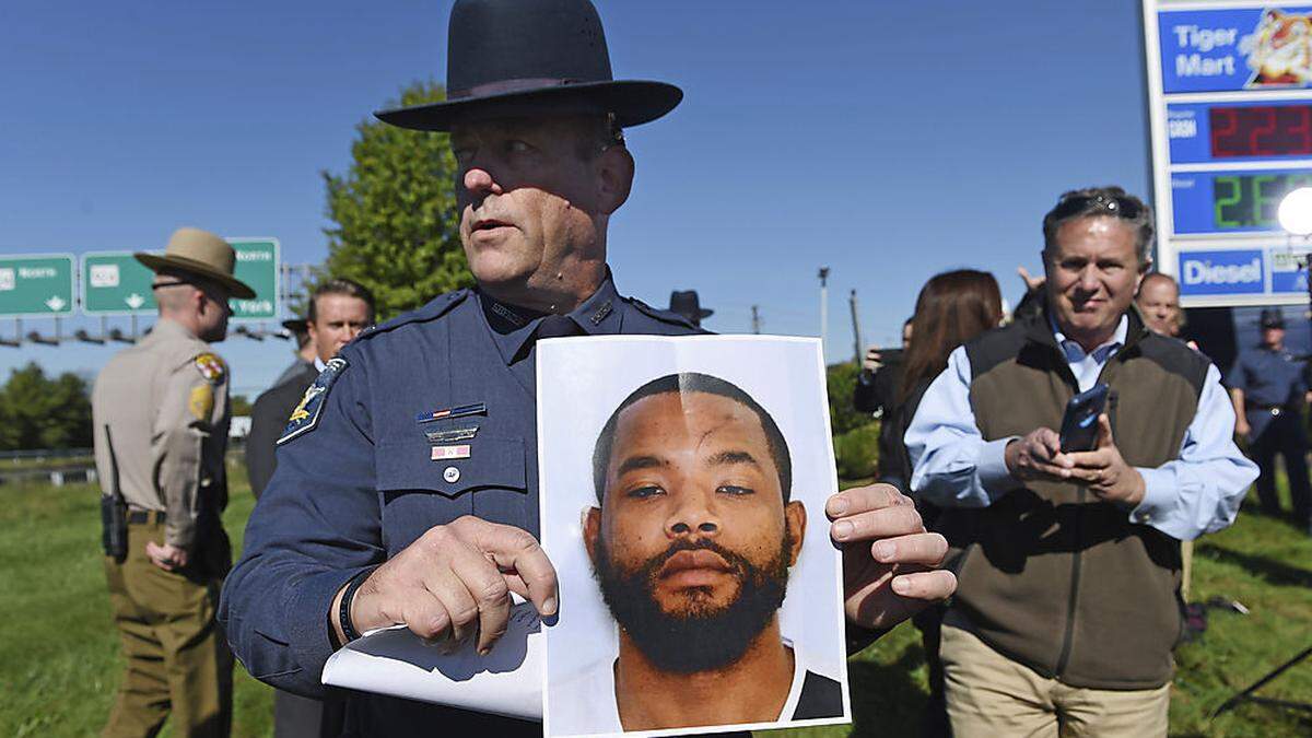 Der Sheriff des Bezirks Harford, Jeffrey Gahler, mit einem Bild des Verdächtigen