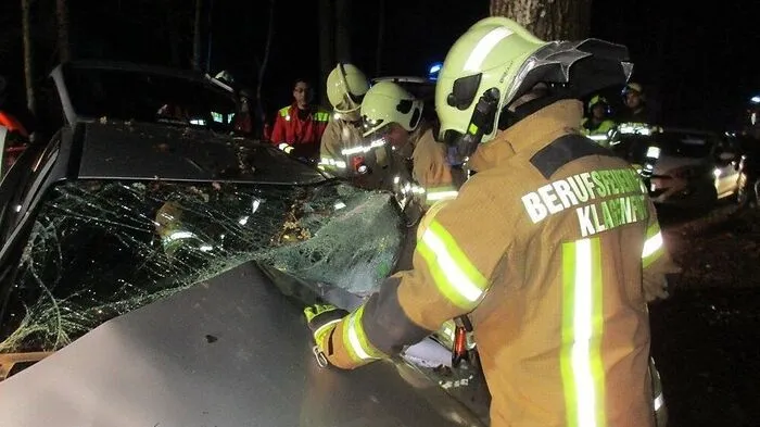 Weil das Auto so deformiert war, gestaltete sich die Bergung schwierig