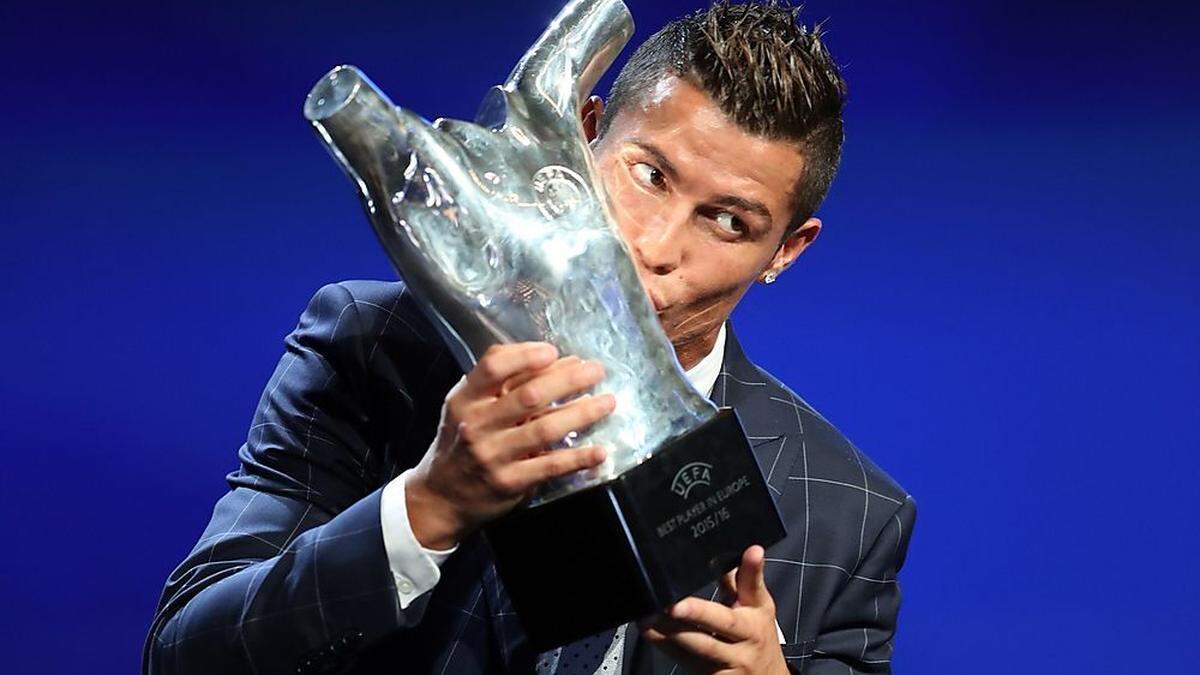 Cristiano Ronaldo küsst seine Trophäe