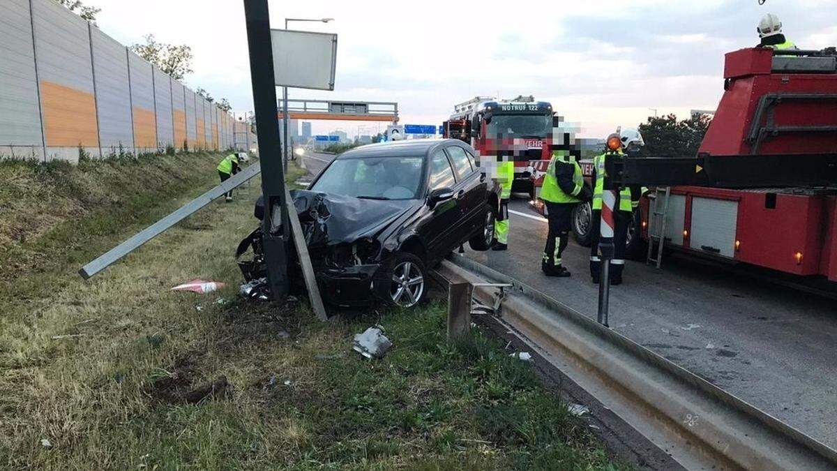 Das Auto blieb in einer Laterne hängen