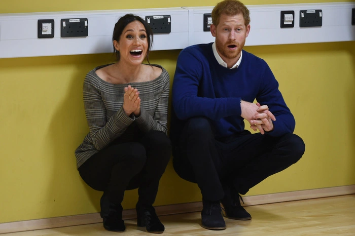 Er habe vor diesem ersten Date noch nie etwas von ihr gehört und auch keine der Folgen von "Suits" gesehen, sagt Prinz Harry später über Meghan. Auch sie soll als Amerikanerin nicht viel über das britische Königshaus und die damalige Nummer 6 der Thronfolge gewusst haben.