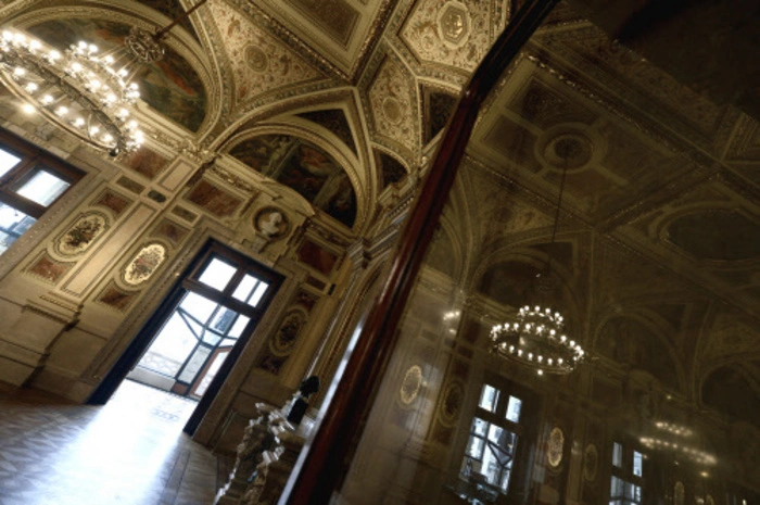 Höchst prachtvoll präsentieren sich Schwindfoyer und -loggia nun nach der Renovierung wieder.
