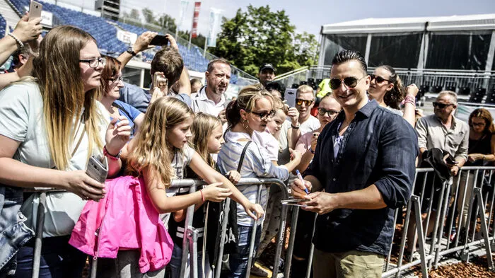 Für die Fans zum Greifen nah: Andreas Gabalier schrieb Autogramme und war für Selfies zu haben