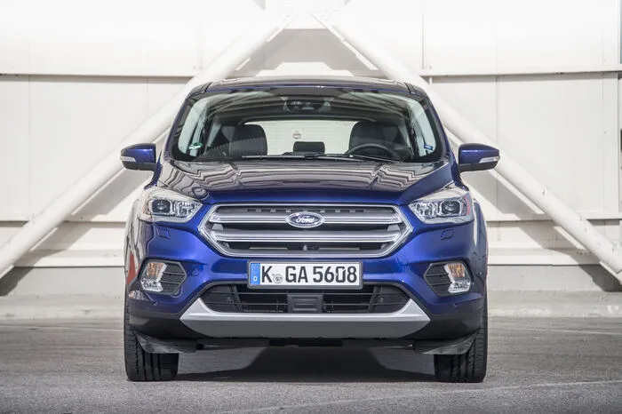 Der 150 PS starke 2-Liter-TDCi steht für Modelle mit Frontantrieb und intelligentem Allradantrieb zur Verfügung. Die 4x4-Version überzeugt mit einem Kraftstoffverbrauch von nur 5,2 l/100 km (135 g CO2/km). Besagter Motor ist auch mit einer Leistung von 180 PS erhältlich – bei dieser Version beträgt der Verbrauch ebenfalls 5,2 l/100 km.