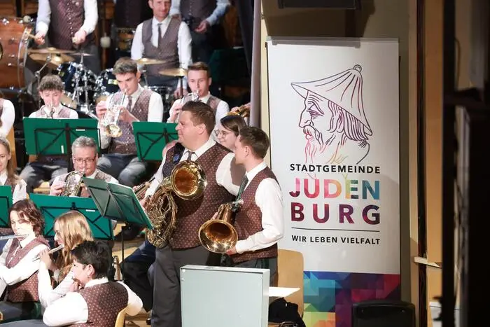 Das Frühjahrskonzert zeigte einmal mehr die hohe Qualität sowie die starke Gemeinschaft des Musikvereins Rothenthurm–St. Peter, der in seiner traditionellen Hammerherren-Tracht auch optisch überzeugte. 