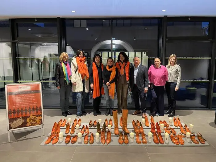 27 orange Paar Schuhe sollten an 27 ermordete Frauen 2024 in Österreich erinnern (Projekt aus dem November 2025, Archivbild)