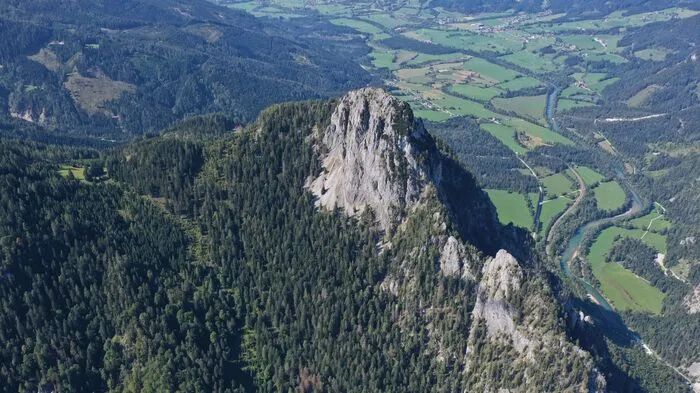 Eine der beiden Messtationen ist auf der Haindlmauer im Bereich Vordergoferalm
